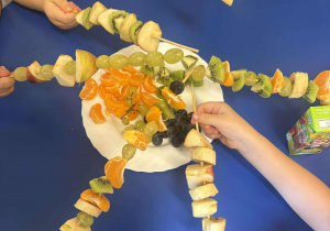 Owocowe szaszłyki własnej kompozycji