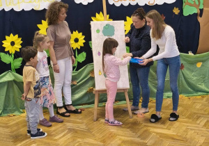 Słoneczka doskonale poradziły sobie z przeliczaniem owoców