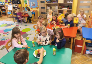 Słoneczka i Smerfy zajadają owocowe szaszłyki