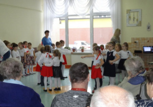 Dzieci z grupy Smerfy tańczą jesiennego kujawiaka.