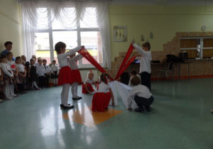 Dzieci tańczą taniec ze wstęgami.
