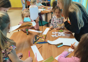 Słoneczka podczas warsztatów z okazji Dnia Głośnego Czytania