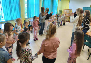 Wspólna zabawa z licealistami