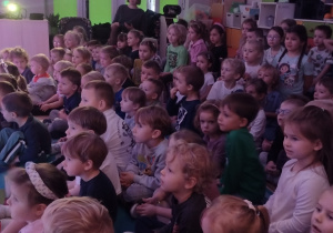 Dzieci podczas spektaklu