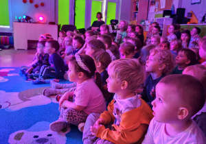 Przedszkolaki oglądają spektakl