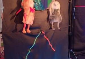 W spektaklu nie zabrakło elementu teatru lalek