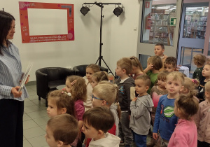 Dzieci dowiedziały się, jakie książki można wypożyczać w bibliotece