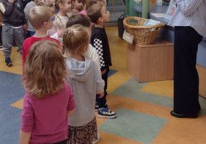 Dzieci dowiedziały się, że biblioteka bełchatowska liczy już 90 lat