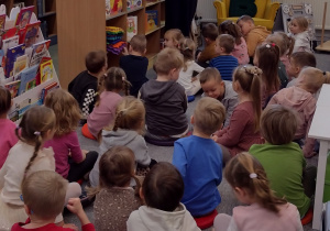 Dzieci dowiedziały się, że w bibliotece można wypożyczać także gry planszowe, audiobooki oraz bajki cyfrowe.