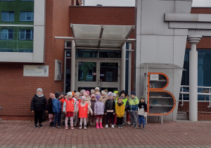 Misie i Motylki przed biblioteką