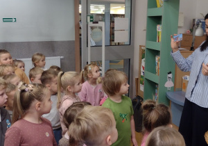 Pani bibliotekarka pokazała dzieciom, jak wygląda karta biblioteczna