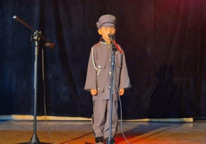 Adaś wykonał utwór "Jedzie na Kasztance"