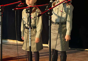 "Jak szło wojsko ulicą" wykonały Lenka oraz Lila