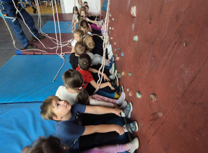 Smerfy na ściance wspinaczkowej