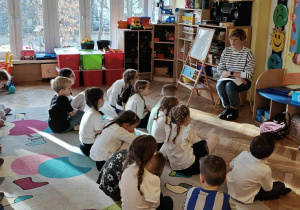 Dzieci słuchają czytanego utworu