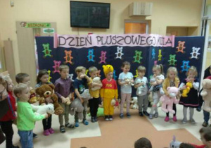 Dzieci przedstawiają swoich ulubionych misiów.