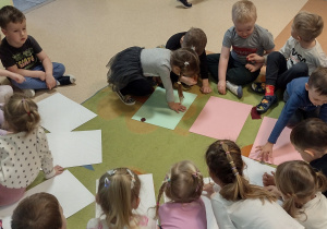 Misie w wyścigu guzików po torze