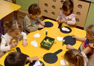 Motylki wykonują pracę plastyczną