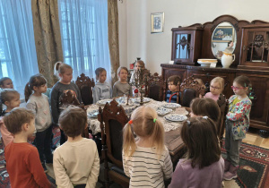 Słoneczka słuchają z zaciekawieniem o muzealnych eksponatach