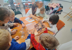 Biedronki układają puzzle