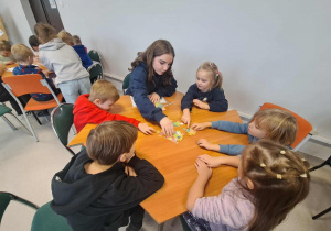 Wspólne układanie puzzli