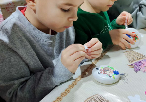 Biedronki dekorują bombki