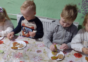 Misie ozdabiają pierniczki