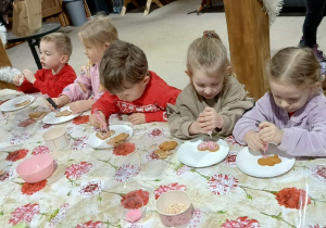 Motylki ozdabiają pierniczki