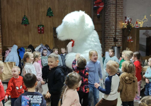 Wspólna zabawa z Białym Misiem