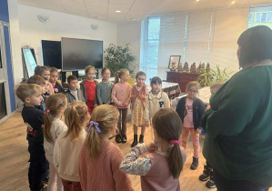 Smerfy podczas spotkanie z Panią bibliotekarką