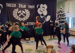 Biedronki zatańczyły do utworu "Poszło dziewczę po ziele"