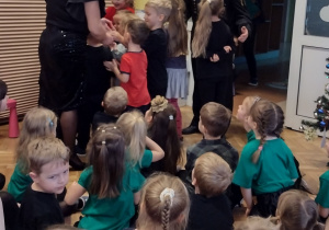 Psikus - malowanie wychowawczyń węglem