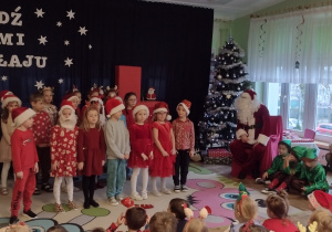 Smerfy wyrecytowały wiersz dla Mikołaja