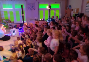 Dzieci pomagają myszce wrócić do realnego świata