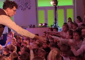 Pan Szyszko rozdaje dzieciom śnieżki