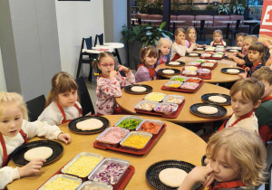 Słoneczka na warsztatach kulinarnych w pizzerii
