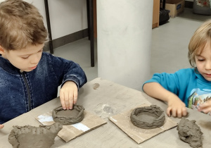 Biedronki wykonują gliniane naczynia