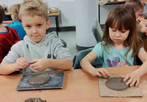 Dzieci z grupy Biedronki pracują w glinie