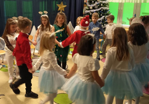 Jasełkowy taniec w grupie Biedronek