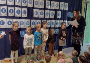 Pani Dyrektor gratuluje uczestnikom