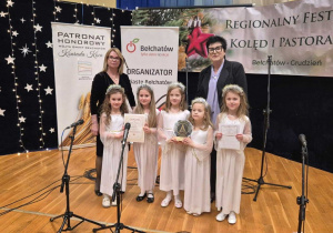 Zespół "Topolanie" odbiera dyplom i nagrodę