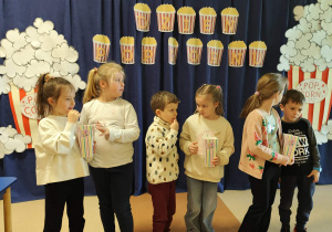 Degustacja popcornu o różnych smakach - starszaki