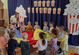 Krasnale w zabawie z chustą animacyjną