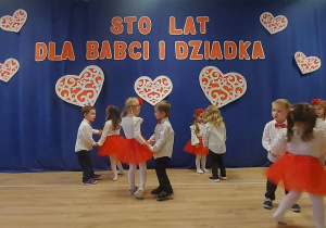 Krasnale w tańcu dla babci i dziadka