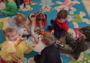 Misie układają nos Pinokia