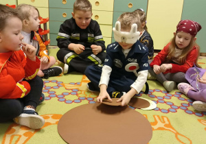 Motylki układają sylwetkę Misie z zamkniętymi oczami