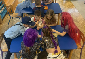 Smerfy oddzielają ziarenka, tak jak robił to Kopciuszek