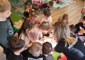 Maluchy udzielają pierwszej pomocy