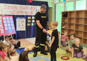 Wręczenie dyplomu małego ratownika
