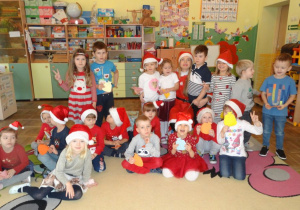 Dzieci z grupy Biedronki z pomocnikiem Świętego Mikołaja.